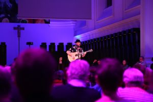 Sänger Jan Jakob spielt bei der "Nacht der offenen Kirchen" in der Augustinerkirche.