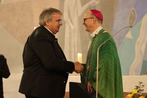 Bischof Dr. Franz Jung (rechts) überreicht Domkapitular Clemens Bieber die päpstliche Ernennungsurkunde zum Monsignore.