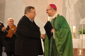 Bischof Dr. Franz Jung (rechts) überreicht Pfarrer Franz Leipold die päpstliche Ernennungsurkunde zum Monsignore.