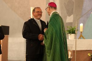 Bischof Dr. Franz Jung (rechts) überreicht Pfarrer Josef Treutlein die päpstliche Ernennungsurkunde zum Monsignore.