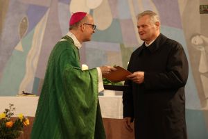 Bischof Dr. Franz Jung (links) überreicht Pfarrer Werner Kirchner die päpstliche Ernennungsurkunde zum Monsignore.