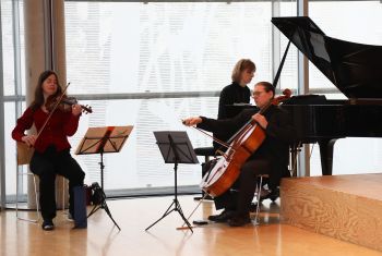 Das Klaviertrio Würzburg mit Karla-Maria Cording (Klavier), Katharina Cording (Violine) und Peer-Christoph Pulc (Violoncello) begleitete die Veranstaltung mit Werken von Wolfgang Amadé Mozart, Antonin Dvorák und Fritz Kreisler.