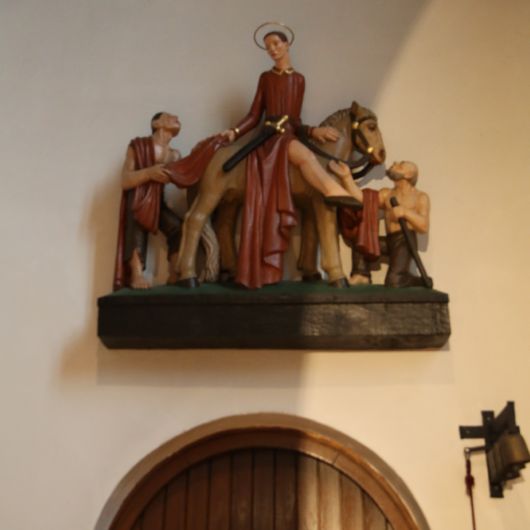 Die Martinsdarstellung mit zwei Bettlern im rechten Seitengang der Agatha-Kirche in Aschaffenburg.