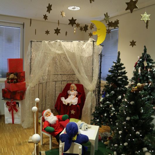 Eine Ecke der Weihnachtspostfiliale im Rathaus von Himmelstadt ist bereits geschmückt. Auch das Christkind sitzt dort, unter einem Baldachin.