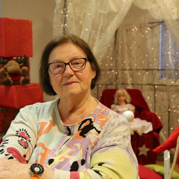 Rosemarie Schotte vor der dekorierten Ecke in der Weihnachtspostfiliale. Sie leitet das Weihnachtspostamt bereits seit 1994.