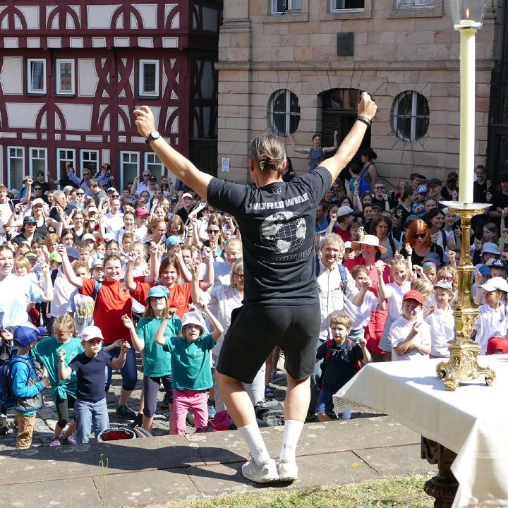 Mehr als 400 Kinder und Jugendliche aus insgesamt 23 Chören feiern und singen beim Diözesanen Kinder- und Jugendchortags des Pueri-Cantores-Verbands Würzburg am 17. Juni in Aschaffenburg.