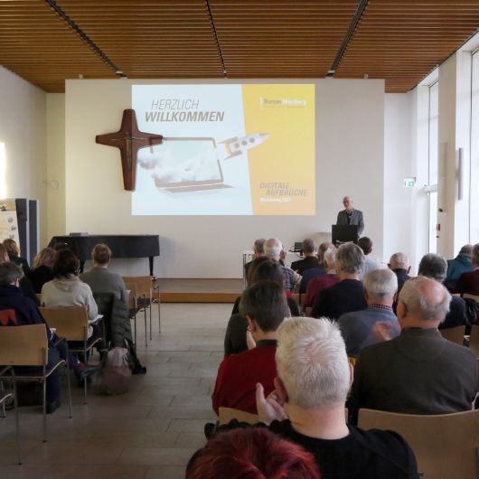 Johannes Simon, Leiter des Referats Kommunikation im Pastoralen Raum, begrüßt die über 50 Haupt- und Ehrenamtliche beim Medientag des Bistums Würzburg.