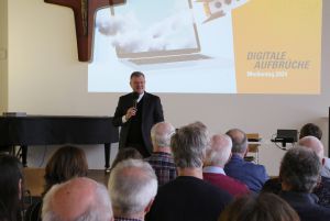 Generalvikar Dr. Jürgen Vorndran begrüßt die über 50 Haupt- und Ehrenamtliche beim Medientag des Bistums Würzburg.