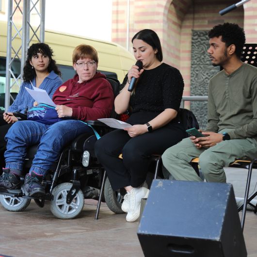 Berichteten von Erfahrungen mit Rassismus und Diskriminierung (von links): Angelina Nasimi, Evi Gerhard, eine Sprecherin der kurdischen Gemeinde und Mohamed Osman Muridi.