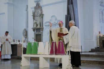 Bischof Dr. Franz Jung segnet die heiligen Öle bei der Missa Chrismatis 2023 im Würzburger Kiliansdom.