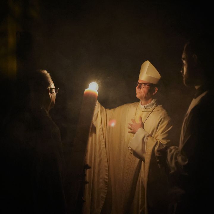 Bischof Dr. Franz Jung entzündet in der Osternacht 2023 die Osterkerze.