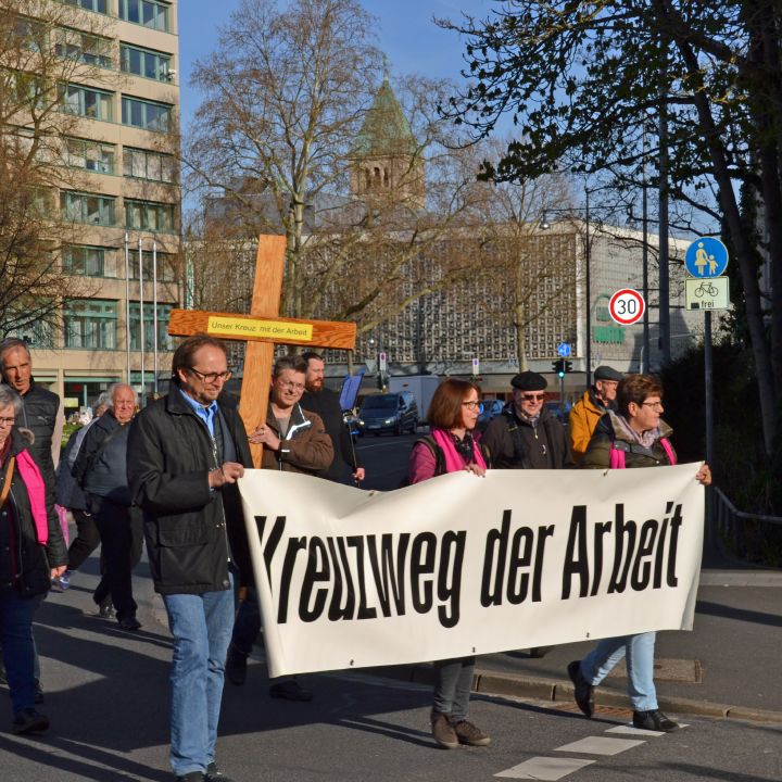 Unter dem Motto „Unser Kreuz mit der Arbeit“ steht ein Kreuzweg in der Schweinfurter Innenstadt. Das Foto entstand beim Kreuzweg im Jahr 2022. 