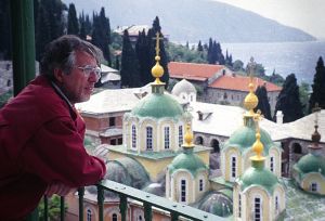 Insgesamt 19 Mal hat Herbert Pfeifer den Berg Athos besucht. Das Foto zeigt ihn an Ostern im Jahr 1995 über den Kuppeln des russischen Klosters am Athos.
