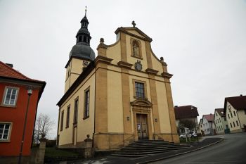 Die Kirche Sankt Bartholomäus in Kleineibstadt.
