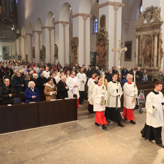 Bischof Dr. Franz Jung hat am Montagabend, 25. März, im Würzburger Kiliansdom die Heiligen Öle für alle 43 Pastoralen Räume im Bistum Würzburg  geweiht.