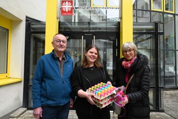 Dorothea Saal (Mitte) spendete 90 Eier an den Förderverein Wärmestube. Zweiter Vorsitzender Bernhard Christoph (links) und Schriftführerin Ursula Karl bedankten sich mit einem Blumengruß. 