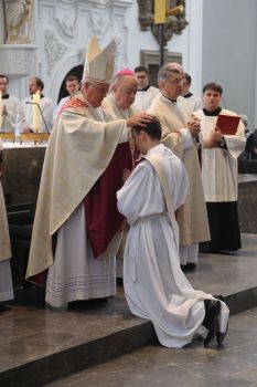 Bischof Dr. Friedhelm Hofmann weiht Paul Reder zum Priester.