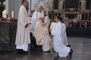 Bei der Diakonenweihe verspricht Paul Reder Bischof Dr. Friedhelm Hofmann und seinen Nachfolgern Gehorsam.