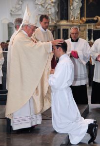 Bischof Dr. Friedhelm Hofmann weiht Paul Reder zum Diakon.