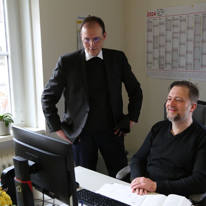 Der ernannte Weihbischof Paul Reder (links) mit Diakon Uwe Becker im Pfarrhaus von Heidenfeld.