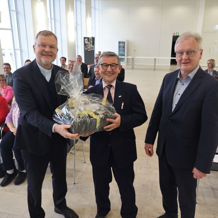 Generalvikar Dr. Jürgen Vorndran (links) und Bernhard Schweßinger (rechts) wünschten Wolfgang Bullin alles Gute für den Ruhestand.