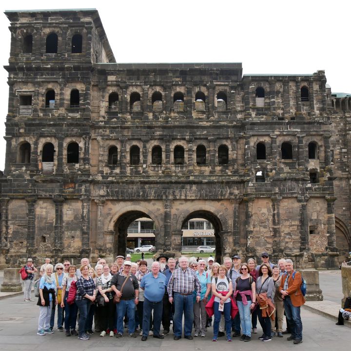 Die KAB-Reisegruppe vor der Porta Nigra in Trier.