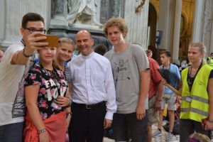 Zum Abschluss der Romwallfahrt der Ministranten hat Bischof Dr. Franz Jung mit den 2100 Minis der Diözese Würzburg am Donnerstagabend einen Gottesdienst in San Giovanni in Laterano gefeiert. 