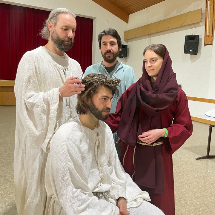 Bei der Probe (von links): Die beiden Jesusdarsteller Tobas Selzam und Tobias Garbe,  Andreas Schraud (Petrus) und Maria Selzam (Maria Magdalena).