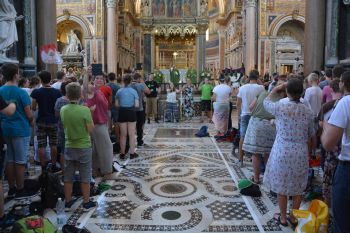 Zum Abschluss der Romwallfahrt der Ministranten hat Bischof Dr. Franz Jung mit den 2100 Minis der Diözese Würzburg am Donnerstagabend einen Gottesdienst in San Giovanni in Laterano gefeiert. 
