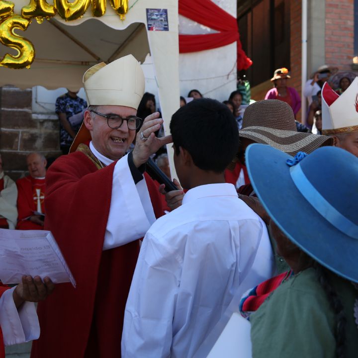 Bischof Dr. Franz Jung spendete Jugendlichen und jungen Erwachsenen das Sakrament der Firmung