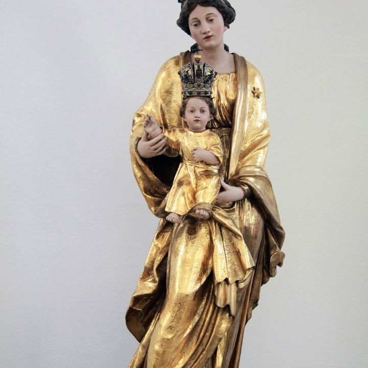 Der Monat Mai ist in besonderer Weise der Verehrung der Gottesmutter Maria geweiht. Das Foto zeigt die Marienstatue in der Würzburger Augustinerkirche.