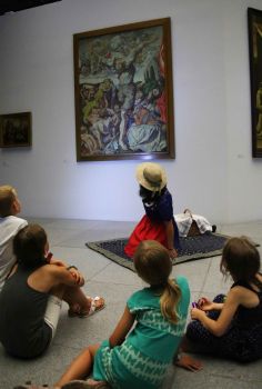 Veranstaltung "Nachts im Museum" im Museum am Dom:  Vor dem Gemälde "Mahnung" von Werner Tübke wartet das Dienstmädchen Rosa alias Museumsführerin Regina Kiss auf die Kinder. Gemeinsam suchen sie im Bild nach modernen Dingen wie einem Hubschrauber und einem Astronaut.