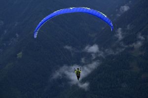 Andreas Hanel beim Fliegen in Südtirol. Die Fortbewegung mit dem Gleitschirm verkörpert für ihn in idealer Weise den alten Menschheitstraum vom Fliegen.