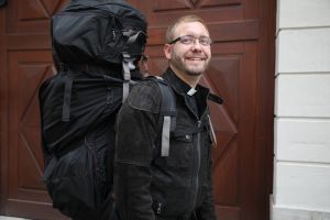 Alles, was er für sein Hobby Gleitschirmfliegen benötigt, kann Andreas Hanel, geistlicher Religionslehrer, in einem großen Rucksack mit sich tragen.