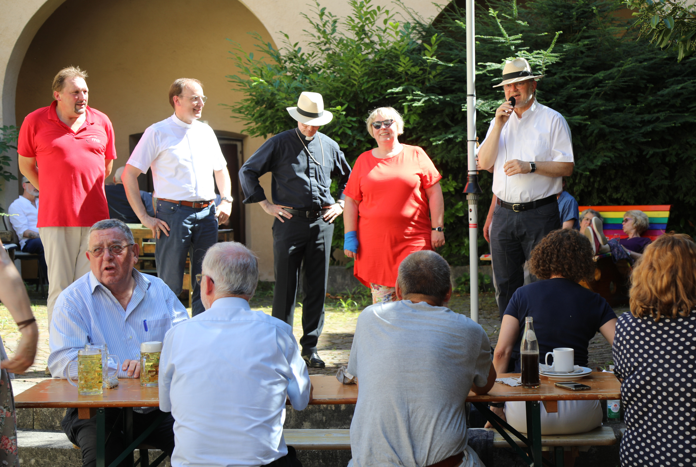 Eröffneten das erste Mitarbeiterfest innerhalb der Kiliani-Woche (von links): Burkhard Pechtl von der Mitarbeitervertretung (MAV), Weibischof Paul Reder, Bischof Dr. Franz Jung, MAV-Vorsitzende Dorothea Weitz und Generalvikar Dr. Jürgen Vorndran. Eröffneten das erste Mitarbeiterfest innerhalb der Kiliani-Woche (von links): Burkhard Pechtl von der Mitarbeitervertretung (MAV), Weibischof Paul Reder, Bischof Dr. Franz Jung, MAV-Vorsitzende Dorothea Weitz und Generalvikar Dr. Jürgen Vorndran.