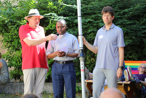 Father Celestine Kapinga (Mitte) stellte die Arbeit der Wilhelm-Heinz-Primary-School im Partnerbistum Mbinga vor.