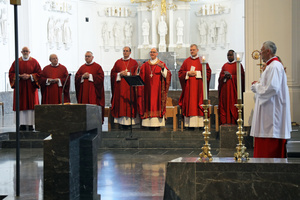 Bischof Dr. Franz Jung feierte mit Priestern, Diakonen sowie hauptberuflichen Mitarbeiterinnen und Mitarbeitern am 9. Juli 2024 einen Kiliani-Gottesdienst im Kiliansdom.