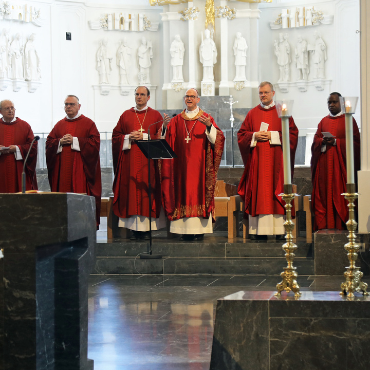 Bischof Dr. Franz Jung feierte mit Priestern, Diakonen sowie hauptberuflichen Mitarbeiterinnen und Mitarbeitern am 9. Juli 2024 einen Kiliani-Gottesdienst im Kiliansdom.