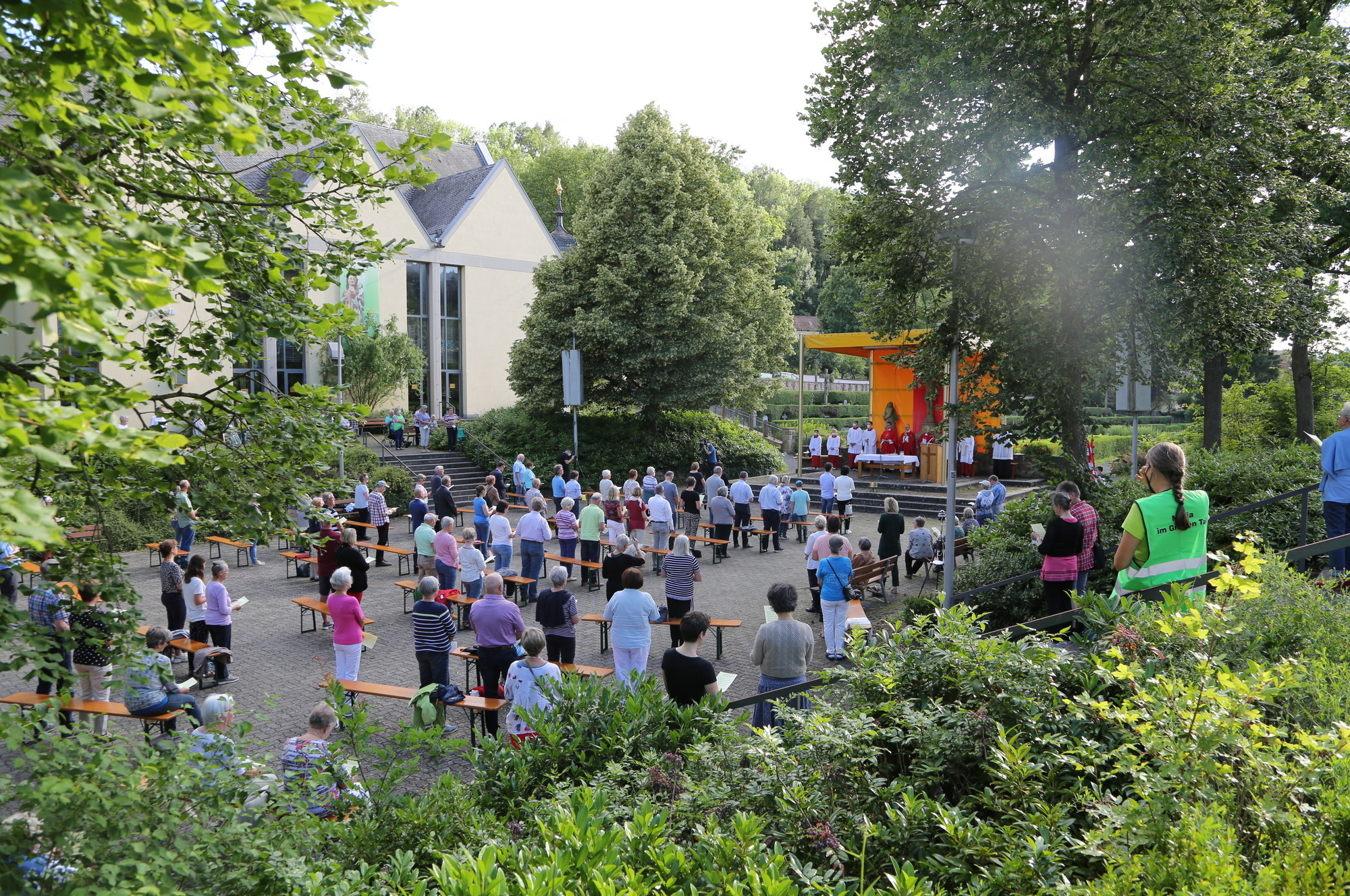 Gottesdienstbesucher schauen Richtung Altar