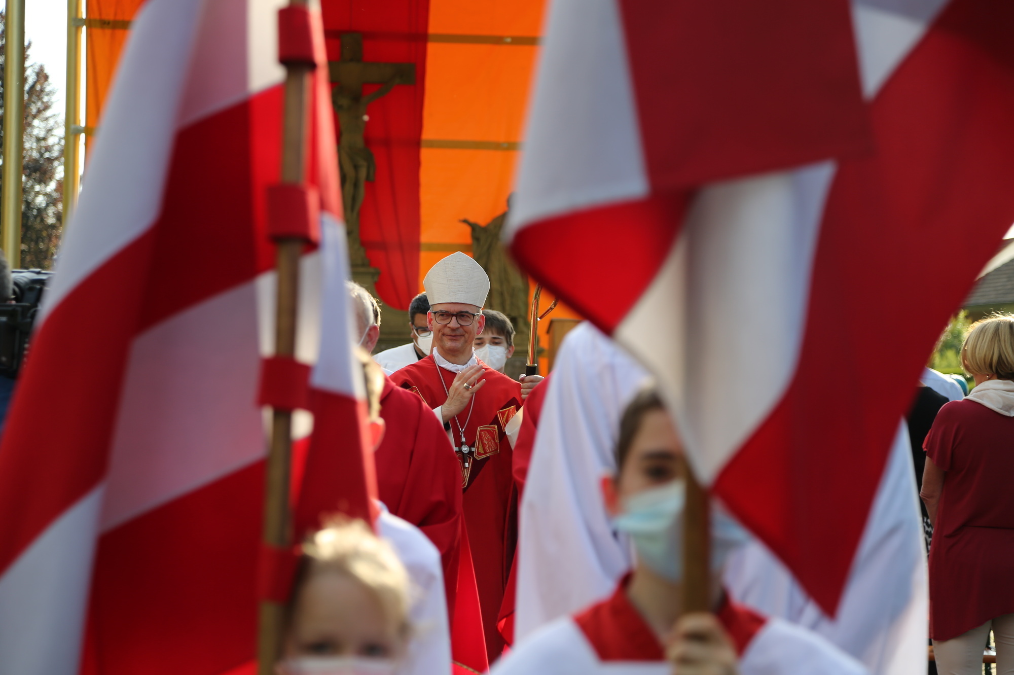 Bischof Dr. Franz Jung segnet Gläubige