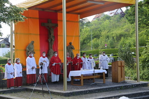 Bischof mit Konzelebranten vor Freialtar